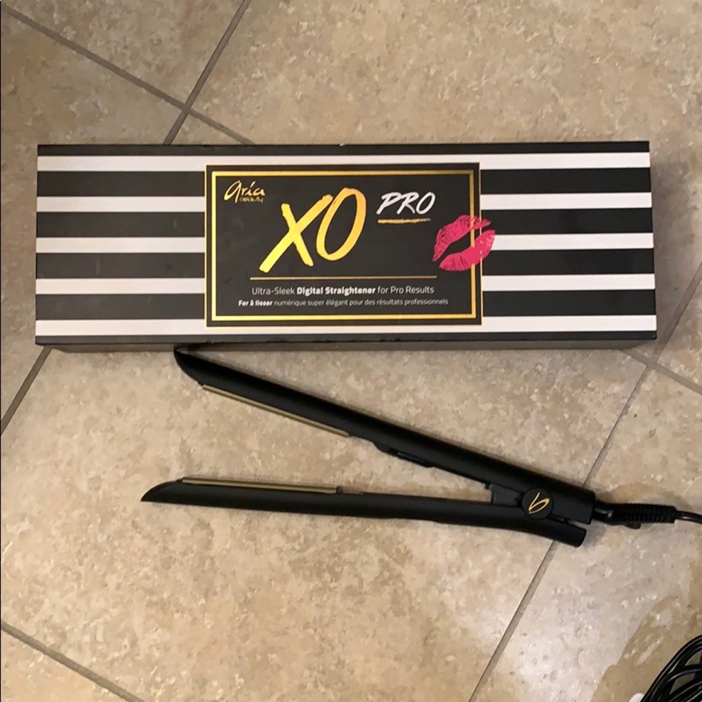 Aria beauty XO Pro digital straightener